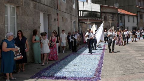 Procesión de Corpus saliendo de la iglesia de Santa Baia de Boiro, alfombras florales