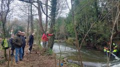 Los vecinos de Neda, ante la actuacin realizada por los operarios de Augas de Galicia en el ro Belelle.