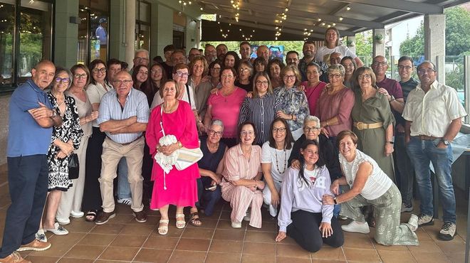 Participantes en la reuni�n familiar, que incluy� una comida