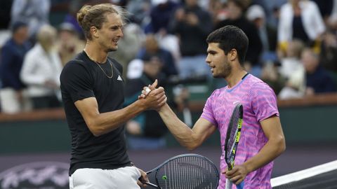 Zverev y Alcaraz, tras la victoria del murciano en cuartos de final de Indian Wells, en un partido protagonizado por las abejas 