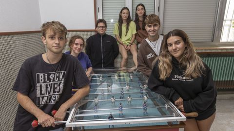 De izquierda a derecha, scar, Marina, Juan, Marta, Luca, Alejandro y Mara jugando al futboln en el colegio.