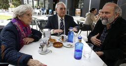 Nen� Gonz�lez (BNG), Arturo Pichel (PP) y V�ctor Pedreira (PSOE), compartiendo confidencias en una cafeter�a de la ciudad. 