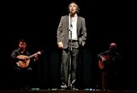 Emanuel Soares, acompañado por Rodolfo Godinho (guitarra) y Francisco do Carmo (viola).