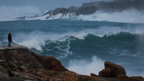 Temporal en el mar en la zona de las Esclavas, en Riazor, durante la borrasca Domingos