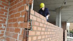 Un operario trabaja en una obra en A G�ndara, en Nar�n