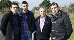 Edelmiro Castro (segundo por la derecha) con sus hijos, no da por perdida la iniciativa inmobiliaria. 