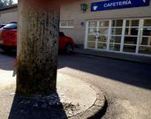 <span lang= es-es >Pilares feriales s�lidos</span>. Hay dificultades en la Fundaci�n pero tambi�n un patrimonio muy importante con pilares s�lidos. Ayer a primera hora, en d�a de lonja, una furgoneta impact� contra un pilar central en la avenida principal de ganader�a. Solo cristales y chapa.