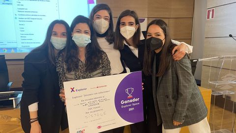 En la imagen, las estudiantes del grado de Moda que se han llevado el primer premio del programa Explorer por su proyecto �S�stole�