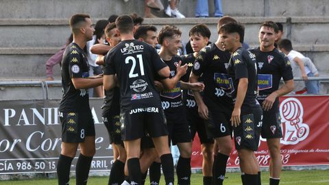Jugadores del Arousa celebrando un gol de la primera jornada