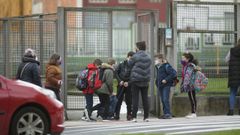 Escolares entrando este jueves al CEIP Paradai de Lugo, el que m�s casos positivos acumula de toda Galicia, con cuarenta