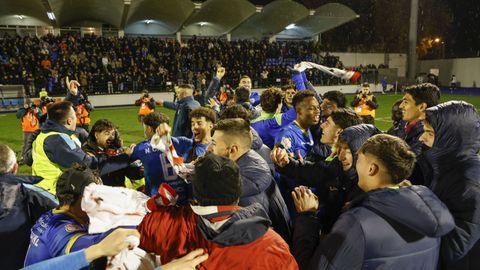 Celebraciones de los jugadores y cuerpo t�cnico del Ourense CF tras vencer al Girona FC