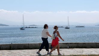 Dos mujeres paseando en Pobra do Carami�al.