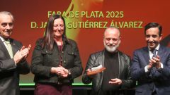 Javier Guti�rrez recibiendo la Faba de�Plata