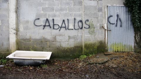 Vieja ba�era utilizada como bebedero en una granja en las inmediaciones del campamento militar de san Cibrao. 