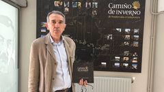Jos� Manuel Ortigueira diante dun paneis da exposici�n sobre o Cami�o de Inverno 
