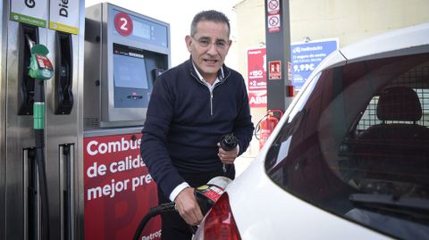 Manuel Cochón, sirviéndose el carburante en la gasolinera de Petroprix de Pontevedra.