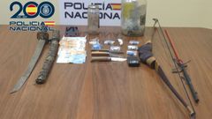 Efectos incautados en la vivienda de los sospechosos