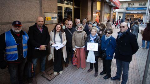 Mutualistas de Muface, este lunes en Pontevedra, donde entregaron 15.000 firmas recogidas en toda Espa�a.