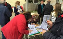 El Bloque prosigui� ayer en el hospital la recogida de firmas para conseguir una ambulancia medicalizada.