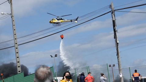 Continan los trabajos de extincin del incendio que afecta a las instalaciones de Jealsa