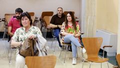 Familiares y amigos de Miguel �ngel Gonz�lez Est�vez acudieron al pleno para respaldar la propuesta de que el instituto de O Carril conserve su nombre