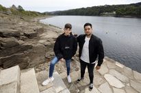 Los dos hermanos se confiesan enamorados de la pesca de anguila en caneiro