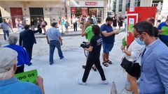 Vecinos de Teis protestan ante el alcalde durante la visita de hoy a las obras de Porta do Sol