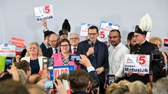 Mateusz Morawiecki tomando la palabra en un acto de su partido, Ley y Justicia.