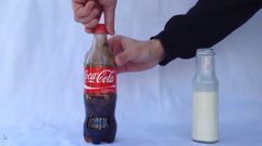 Un experimento mezcla la Coca-Cola con la leche