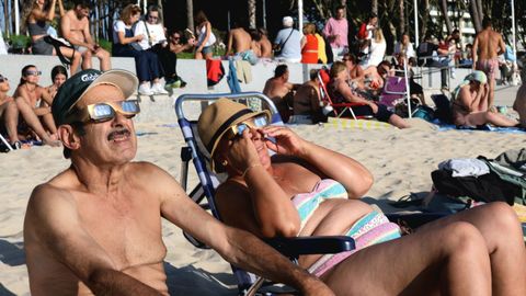 Muchos llegaron a Samil pertrechados de gafas ya desde la ma�ana