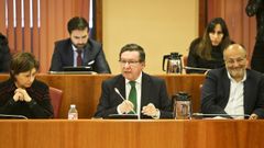 L�pez Font, en el medio en la imagen, en una foto de archivo de una sesi�n plenaria de enero de este a�o