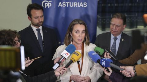 La secretaria general del PP, Cuca Gamarra (c), acompa�ada del presidente de los populares asturianos, �lvaro Queipo (i), y del alcalde de Oviedo, Alfredo Canteli (d)