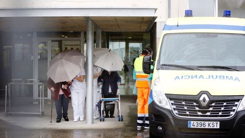 Mayores negativos en coronavirus son trasladados de la residencia DomusVi Barreiro, en Vigo