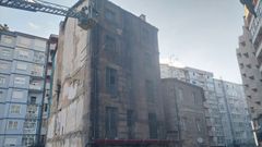 Bomberos en la autoescalera para examinar la fachada de un edificio en ruinas en la calle Reza de Ourense.