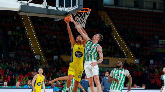 Ogunsipe domin bajo tableros, pese a marcajes como el de lex Surez