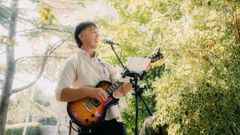 Juan do Tractor canta y toca la guitarra en verbenas de toda Galicia
