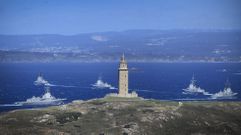 Las cinco fragatas F-100 navegando junto a la Torre de H�rcules