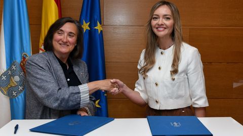 La presidenta de la Cruz Roja, Mercedes Casanova, y la conselleira de Pol�tica Social, Fabiola Garc�a, este jueves