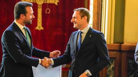  Los portavoces del PP y del Foro Asturias en la Junta General, lvaro Queipo (i) y Adrin Pumares, durante el acto de firma de un acuerdo de colaboracin