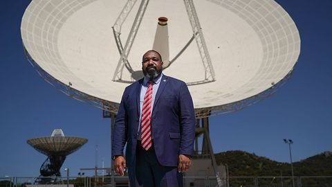 El alto directivo de la NASA posa frente a una de las antenas de la Red del Espacio Profundo de Robledo de Chavela,