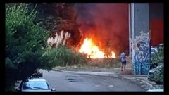Imagen del incendio declarado bajo el puente de la AP-9 en Pontevedra al arder un veh�culo abandonado 
