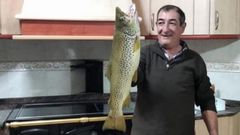 Manuel Barros, pescador de Ponte Caldelas que captur� una trucha de 2,5 kilos