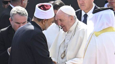 El papa Francisco con el gran imn Al-Azhar Ahmed el-Tayeb en Bahrein a principios de mes