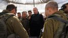 El ministro de Defensa de Israel, Yoav Gallant, durante su visita el jueves a las tropas estacionadas frente a la frontera con la Franja de Gaza.