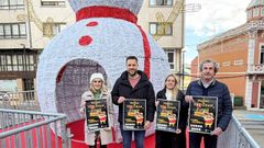 La edila de Cultura, el alcalde, la edila de Comercio y el presidente del ACIA ante el gran mueco de nieve de ms de seis metros presentando los actos del encendido oficial del alumbrado navideo