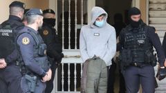 El joven que fue detenido, en el momento en el que abandona su vivienda, esposado