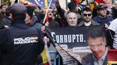 La polica controla la manifestacin convocada por grupos de extrema derecha ante la sede socialista de la calle Ferraz, en Madrid.  