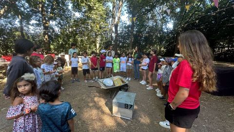 Visita a la escuela del campamento de verano de Vilar de Santos