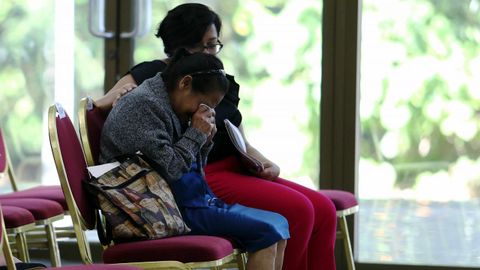 Paula Virula, madre del sindicalista guatemalteco Alexander Yovani Gómez, llora al escuchar la declaración de su esposo Antonio Gómez Areano en San Salvador (El Salvador), quien dijo que las autoridades de su país «nunca» investigaron la desaparición de su hijo, quien fue desaparecido y asesinado en marzo de 1995. Gómez Areano declaró este lunes ante la Corte Interamericana de Derechos Humanos (CorteIDH) que realiza su 59 periodo extraordinario de sesiones en la sede del Ministerio de Relaciones Exteriores en San Salvador