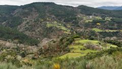 La Casa da Lama, a la derecha, est� construida sobre el mismo promontorio en el que se encuentra un castro minero 